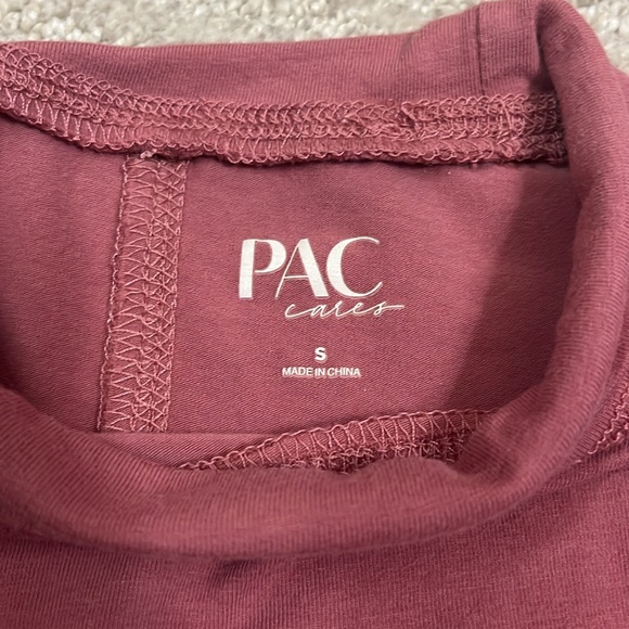 Cropped turtle neck top with contoured stitching. - Picture 3 of 3